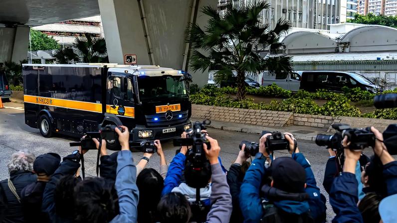 Jimmy Lai chega ao Tribunal de Magistrados de West Kowloon, Hong Kong