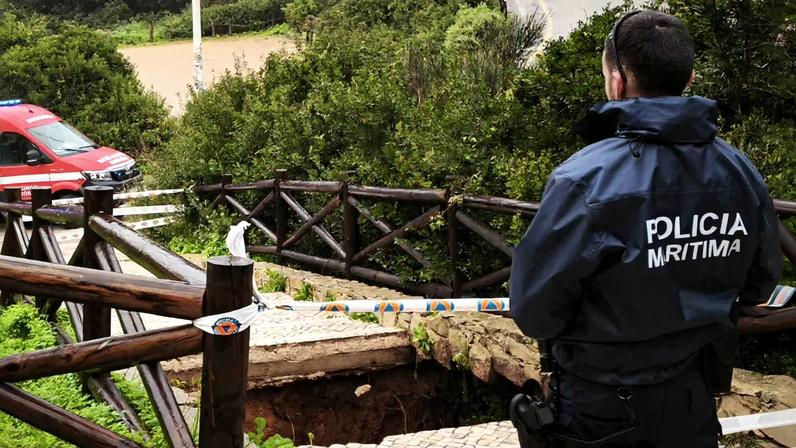 Polícia Marítima e bombeiros no local de cratera aberta no Algarve