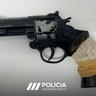 Ladrão procurado é preso após ameaçar com revólver falso e fugir para a mata