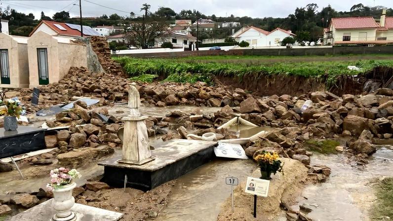 Cemitério em Sobral de Monte Agraço devastado pelo mau tempo