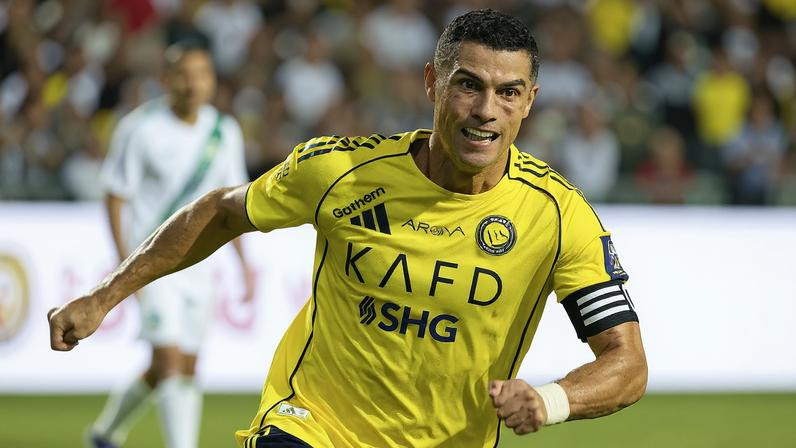 Cristiano Ronaldo marca e assiste na goleada que coloca Al Nassr na liderança