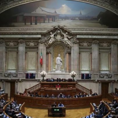 Debate quinzenal com o primeiro-ministro adiado para sexta-feira