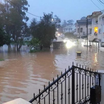 Colapso de bacia de retenção inunda rua em Vale de Milhaços, Seixal