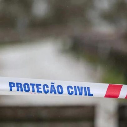 Fachada de prédio cai no Porto, interrompendo a Rua do Bonfim