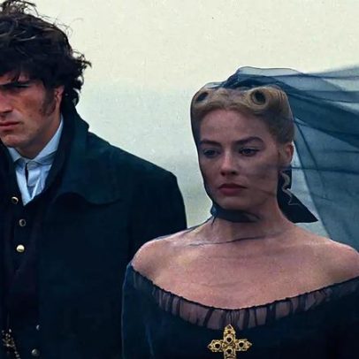 Jacob Elordi e Margot Robbie formam o casal romântico em O Monte dos Vendavais
