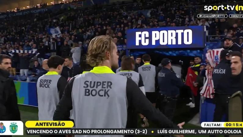 Adeptos do FC Porto atiram camisola do Atlético Madrid à cara de Hjulmand