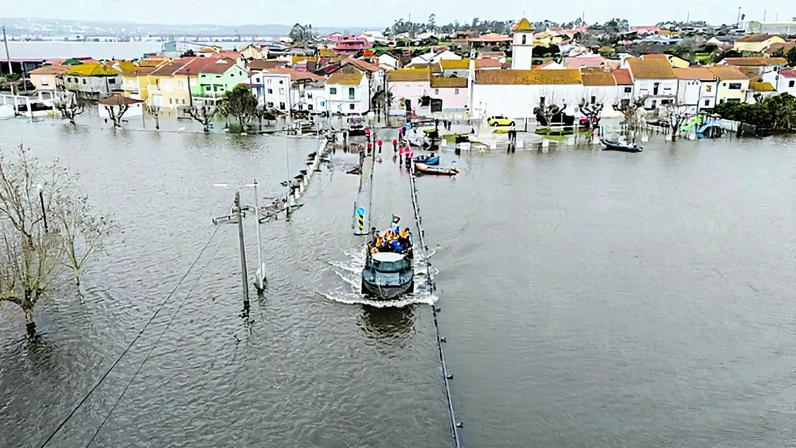 Cheias em Portugal devido a chuvas fortes e avisos vermelhos nos rios Tejo e Mondego