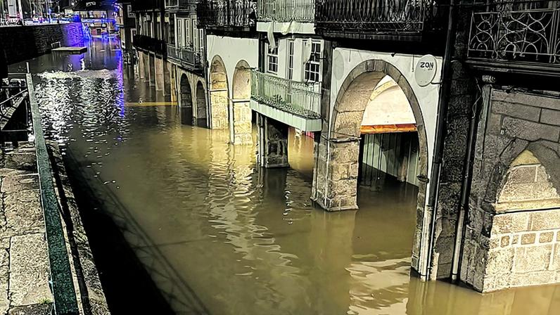 Cheias em Portugal após chuvas fortes e avisos vermelhos nos rios Tejo, Mondego e Sado