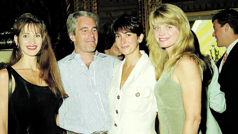 Ghislaine Maxwell e Jeffrey Epstein com mulheres sorriem para a câmara