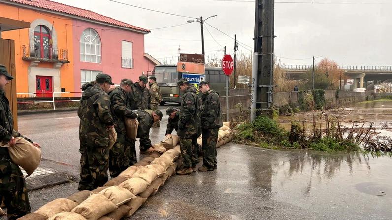 Militares colocam sacos de areia em Coimbra para conter cheias do Mondego