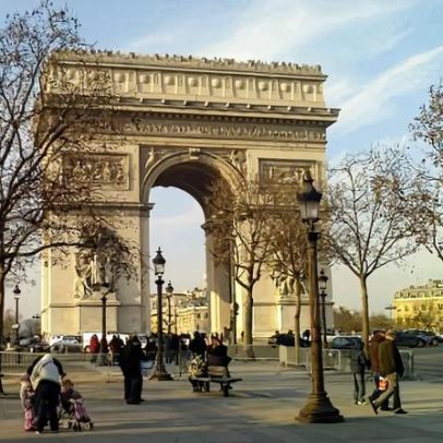 Homem baleado junto ao Arco do Triunfo após ameaçar a polícia com faca