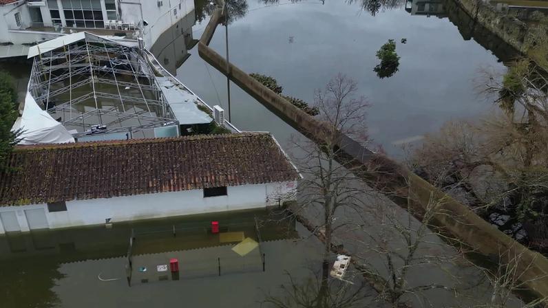 Efeitos do mau tempo em Portugal: aldeias alagadas e autoestradas danificadas
