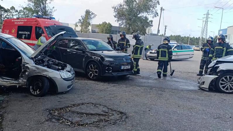 Colisão entre três carros faz um ferido em Gaia