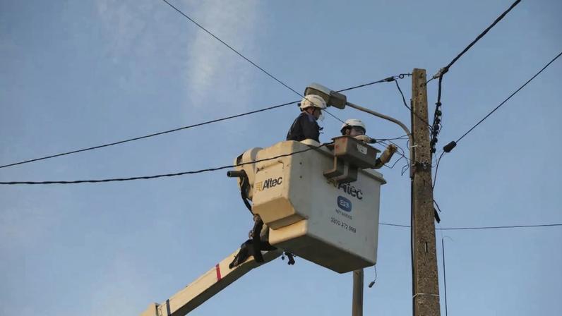 Trabalhadores da ESB, empresa nacional de eletricidade da Irlanda, realizam reparos nas linhas de baixa tensão da rede elétrica em Leiria