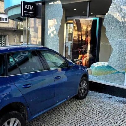 Carro abalroa fachada do Novo Banco em Gaia