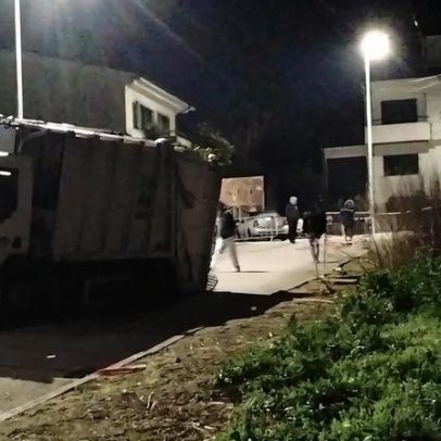 Camião de resíduos fica imobilizado numa cratera em Gaia