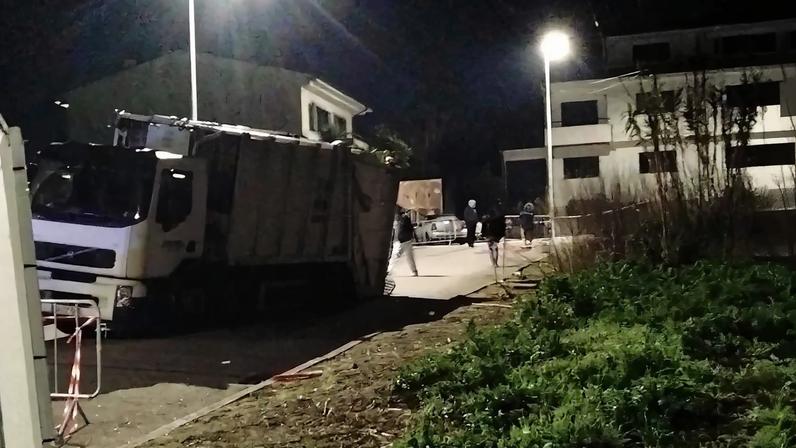 Camião imobilizado numa cratera em Gaia