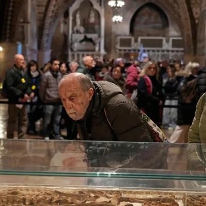 Esqueleto de São Francisco de Assis é exibido ao público pela primeira vez
