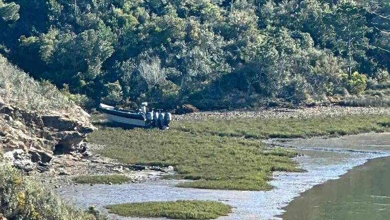 PJ investiga embarcação encalhada no rio Mira sem tripulantes