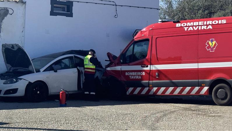 Um morto e três feridos em colisão entre carro e ambulância em Faro