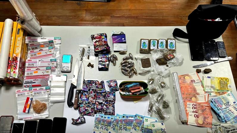 A PSP apreendeu dinheiro, droga e telemóveis na operação