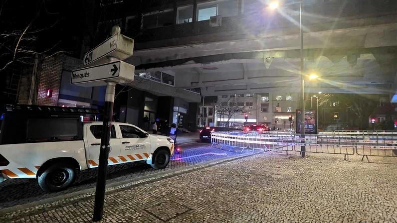 Prédio de cinco andares no Porto é vistoriado por fissura na fachada