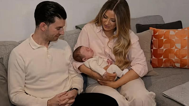 Os pais com o pequeno Hugo ao colo