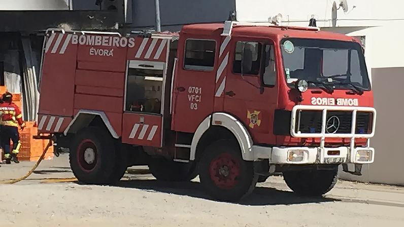 Incêndio num ecoponto obriga evacuação de supermercado em Évora