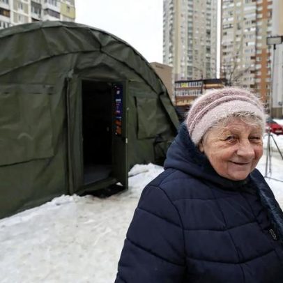 Fuga do frio leva moradores a viver em tendas em Kiev