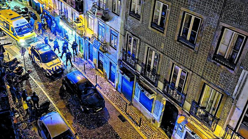 Autoridades policiais compareceram em força no local