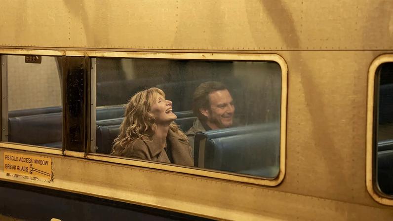 Laura Dern e Will Arnett juntos num comboio para "Ainda Funciona?"