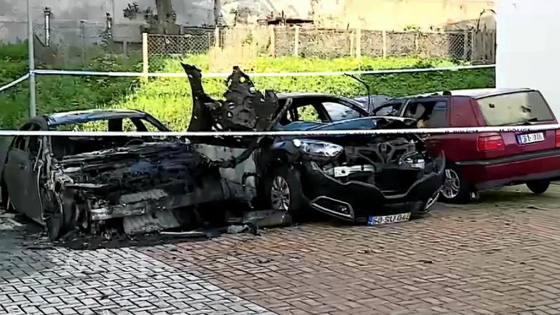 Incêndio consome três carros durante a madrugada na zona da Ajuda