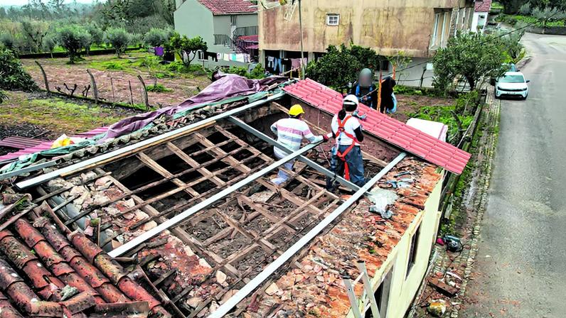 Vítimas em trabalhos de recuperação de telhados