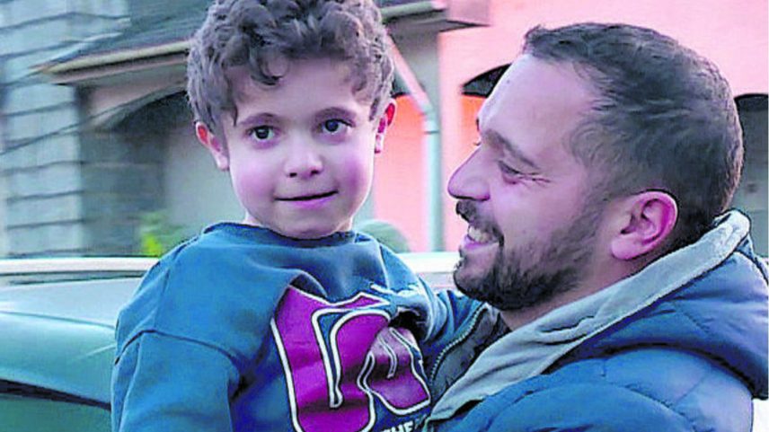 Rodrigo ao colo do pai, João Guerra: família de Amares vive situação dramática