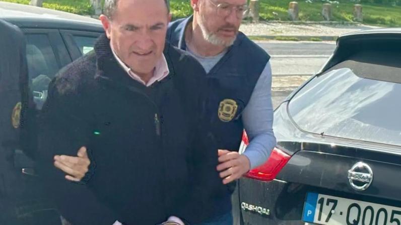 Agressor a ser levado por inspetores da Polícia Judiciária