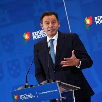 Montenegro reage a críticas de Passos Coelho