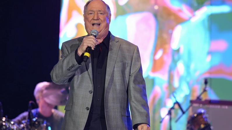 Falece Neil Sedaka, cantor e compositor dos grandes êxitos dos anos 60 e 70