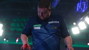 Jogador de dardos lamenta agressão durante jogo e acorda com tubo