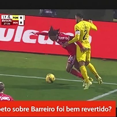 Praga dos agarrões no Record com intervenção do VAR