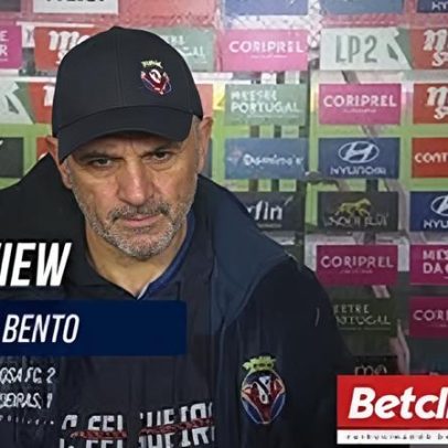 Agostinho Bento critica a arbitragem; jogadores no balneário a chorar