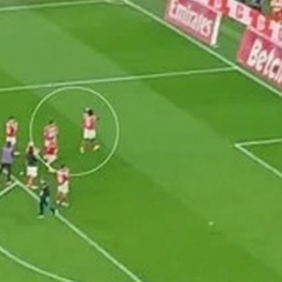 Mourinho afirma que no banco ficou a sensação de que o árbitro criou problemas para a equipa