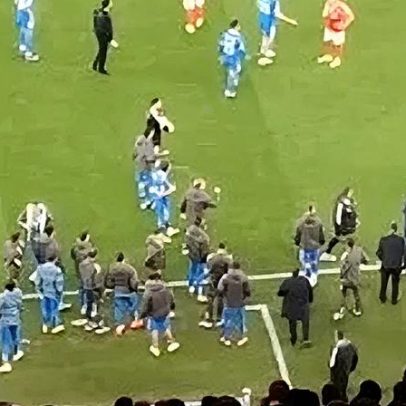Árbitro interrompe jogo na Luz; protocolo antirracismo da FIFA explicado