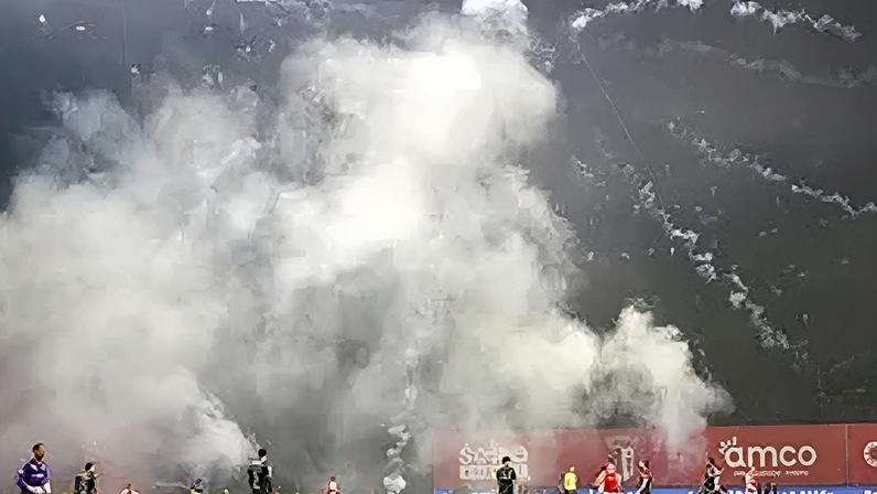 Jogo chegou a estar interrompido nos minutos iniciais devido ao lançamento de tochas