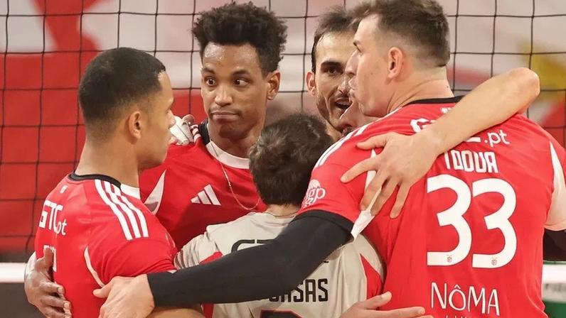 Jogadores do Benfica celebram em campo durante jogo de voleibol