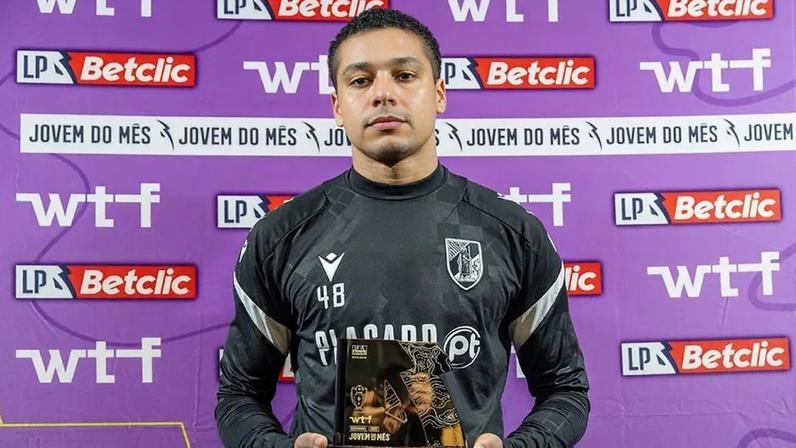 Noah Saviolo com o galardão de jovem do mês de dezembro