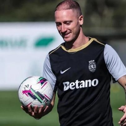 Nuno Santos no banco da equipa B do Sporting Rui Borges atento na bancada
