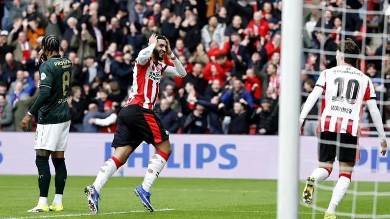 St. Juste (à esquerda, de costas) teve estreia para esquecer pelo Feyenoord