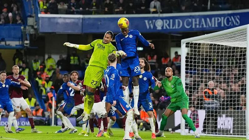Aréola e Trevoh Chalobah disputam a bola