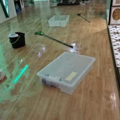 Responsável do Museu do Sporting em Leiria mostra estragos das cheias