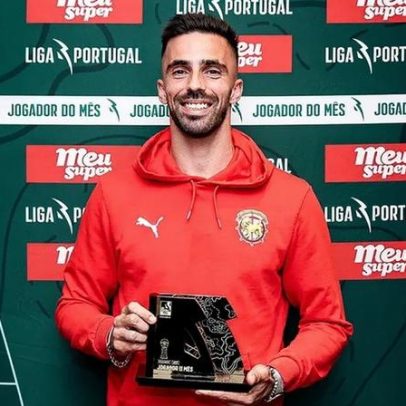 Carlos Daniel recebe prémios de jogador e médio de dezembro na 2.ª Liga